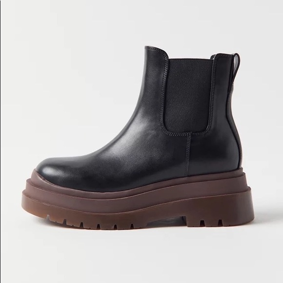 UO Chunky Chelsea Boots - Picture 2 of 4